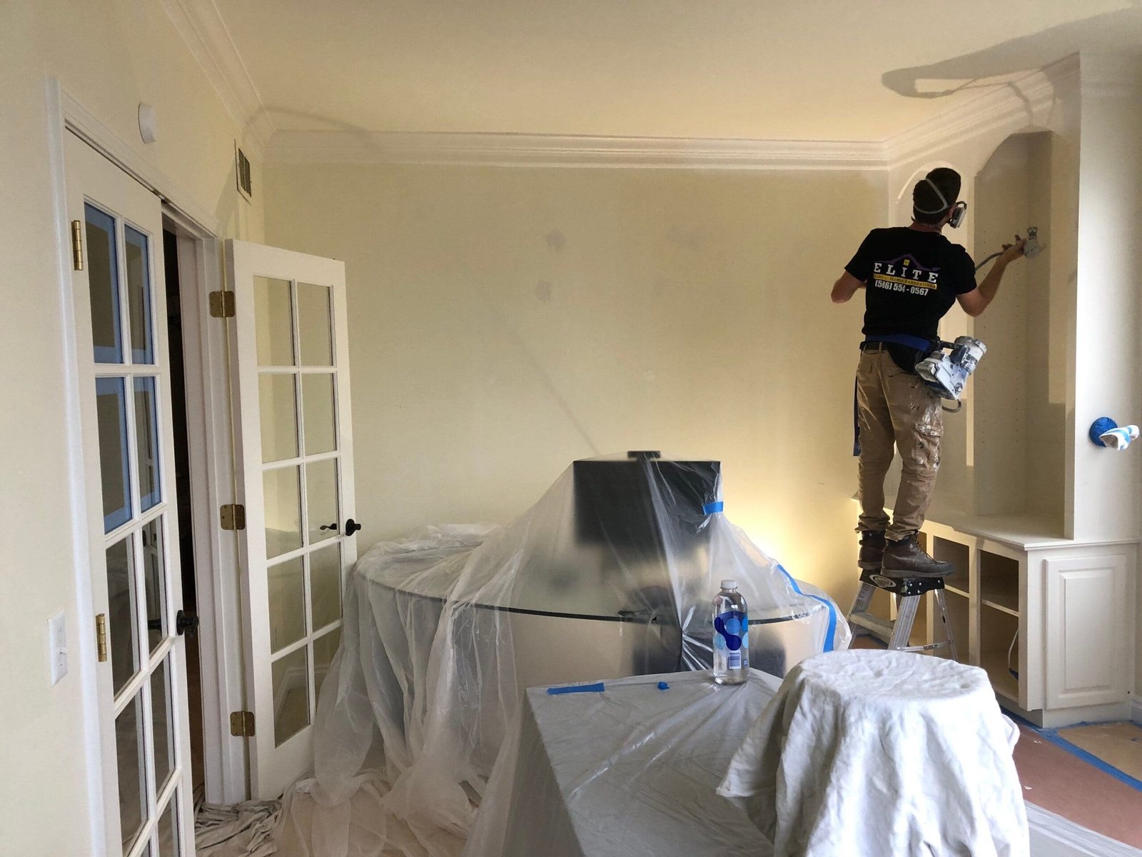 a man wall painting service