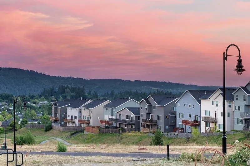 a row of houses in a neighborhood